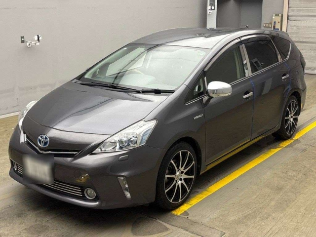 TOYOTA PRIUS ALPHA 2013