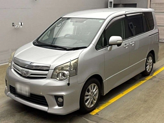 TOYOTA NOAH 2010