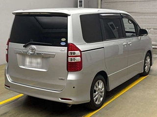 TOYOTA NOAH 2010