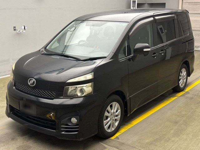 TOYOTA VOXY 2010