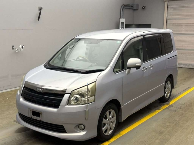 TOYOTA NOAH 2008