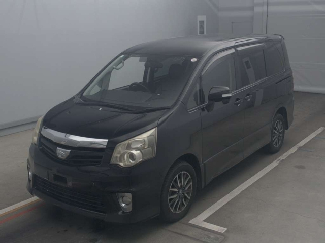 TOYOTA NOAH 2010