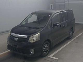 TOYOTA NOAH 2010