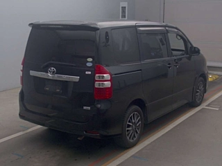 TOYOTA NOAH 2010