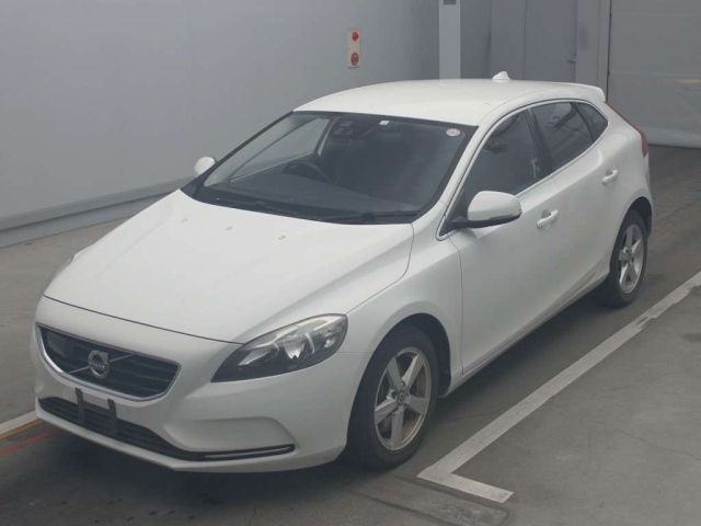 VOLVO V40 2016