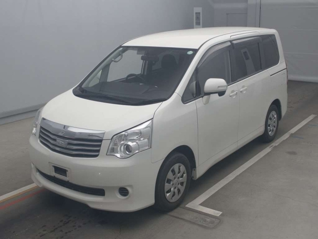 TOYOTA NOAH 2013