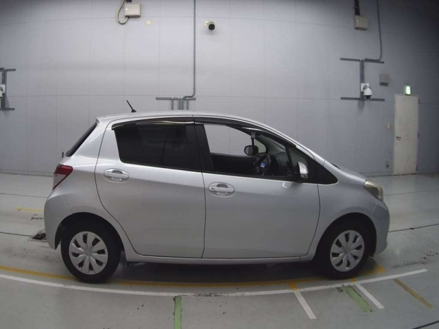 TOYOTA VITZ 2012