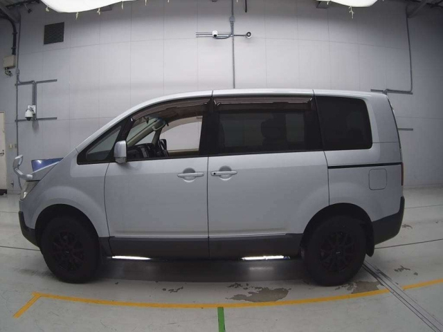 MITSUBISHI DELICA D5 2011