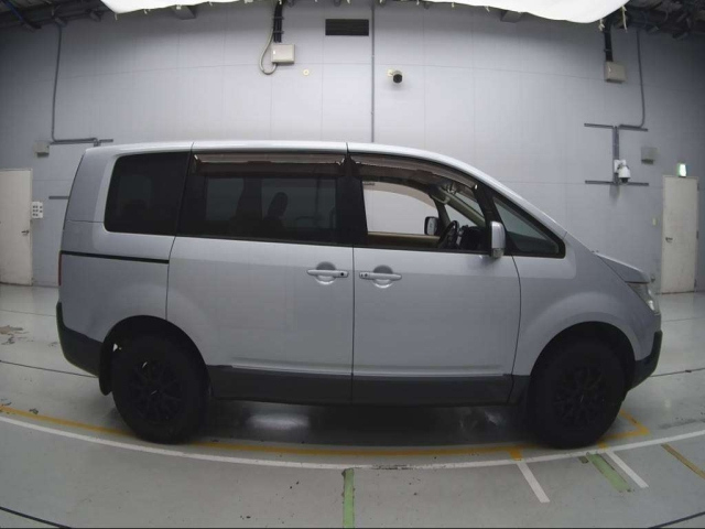 MITSUBISHI DELICA D5 2011