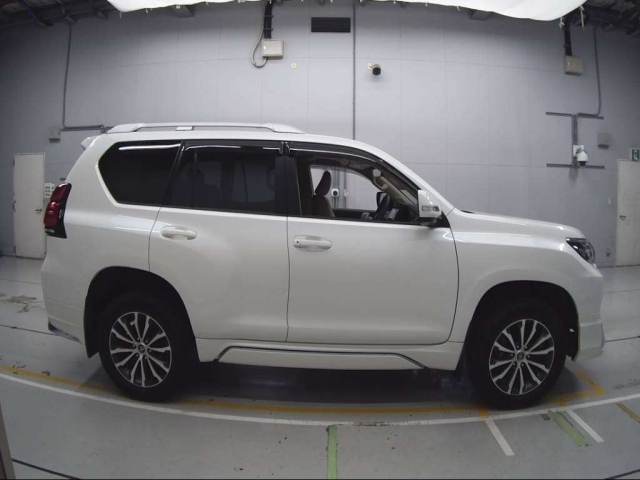 TOYOTA LAND CRUISER PRADO 2021