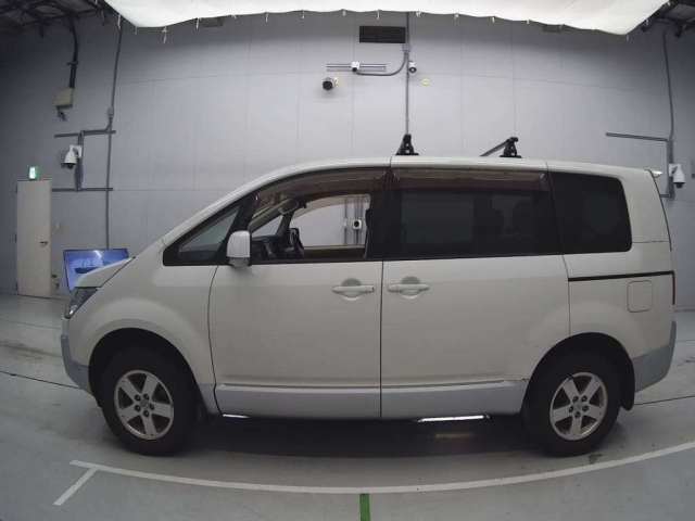 MITSUBISHI DELICA D5 2010