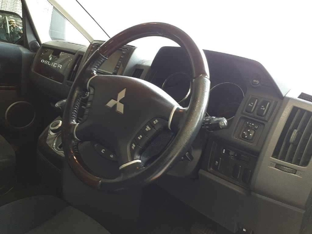 MITSUBISHI DELICA D5 2012