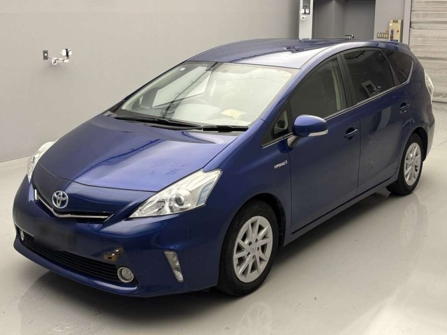TOYOTA PRIUS ALPHA 2013