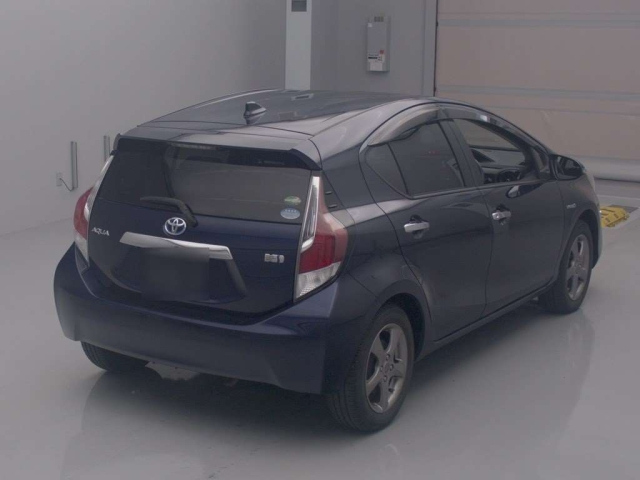TOYOTA AQUA 2017