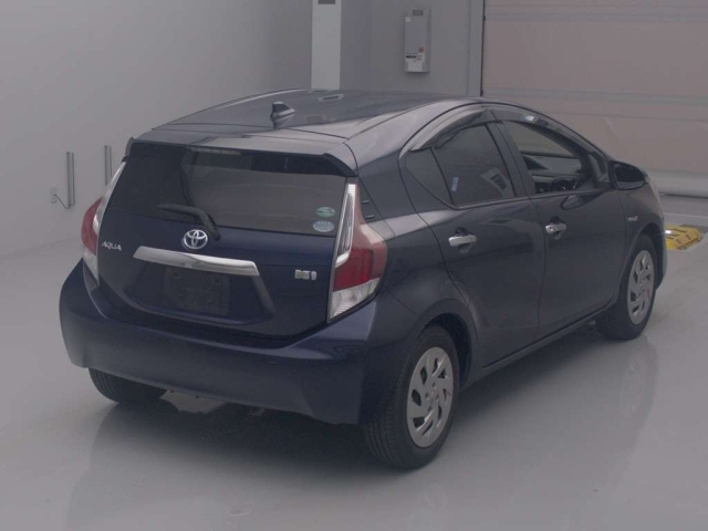 TOYOTA AQUA 2017