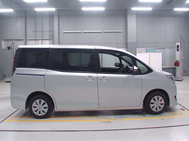 TOYOTA NOAH 2021