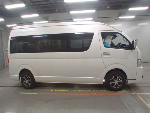 TOYOTA HIACE 2021