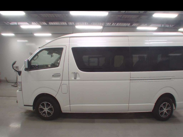 TOYOTA HIACE 2021