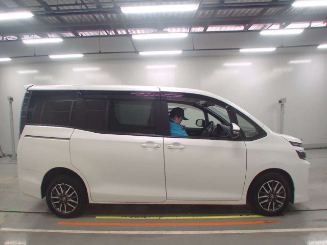 TOYOTA VOXY 2014