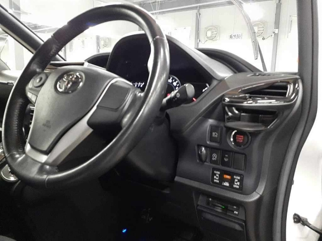 TOYOTA VOXY 2014
