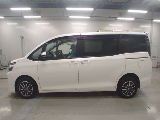 TOYOTA VOXY 2014