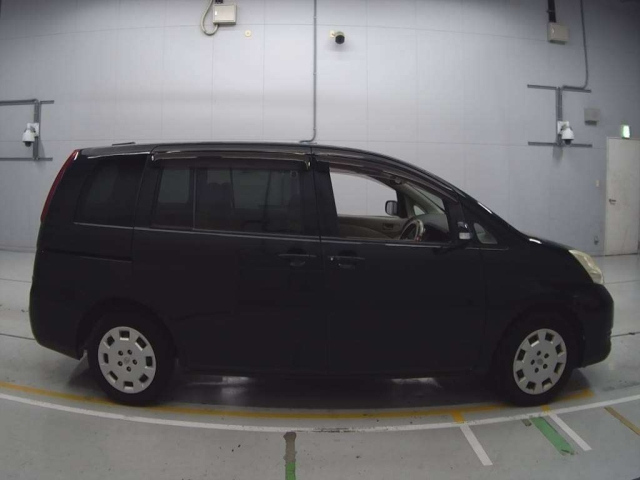 TOYOTA ISIS 2010