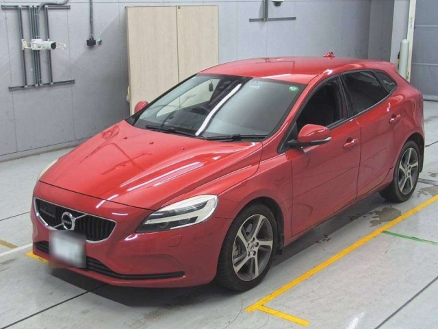 VOLVO V40 2016