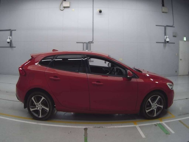 VOLVO V40 2016