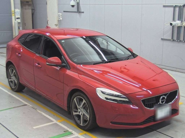 VOLVO V40 2016