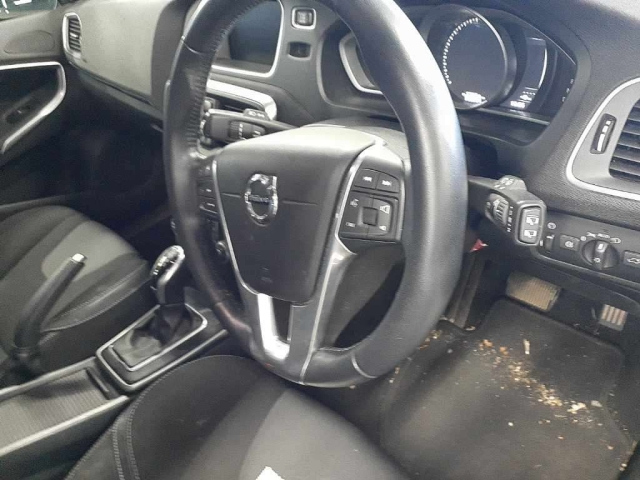VOLVO V40 2016