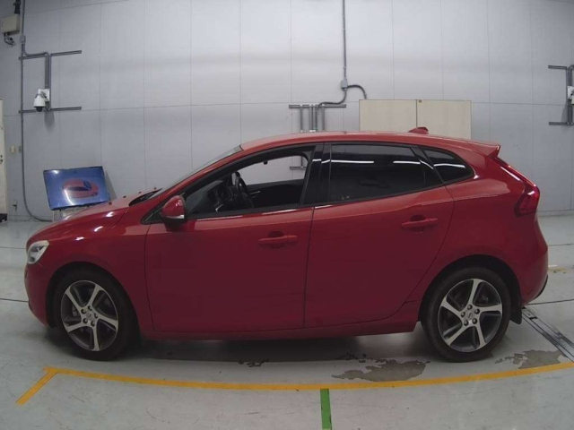 VOLVO V40 2016