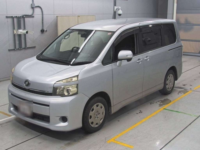 TOYOTA VOXY 2010