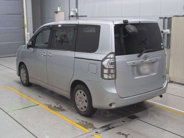 TOYOTA VOXY 2010