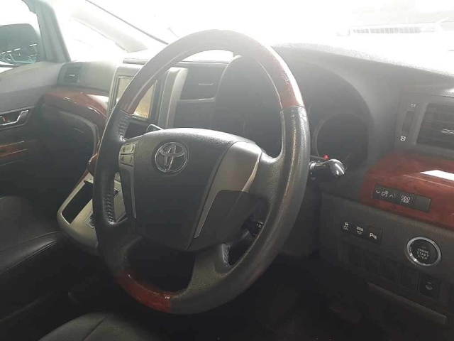 TOYOTA VELLFIRE 2010