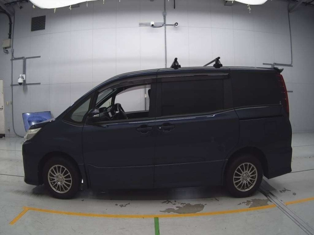 TOYOTA NOAH 2014