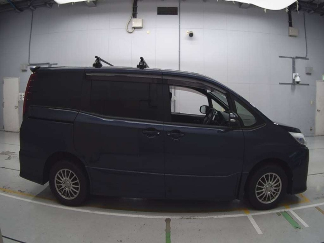 TOYOTA NOAH 2014