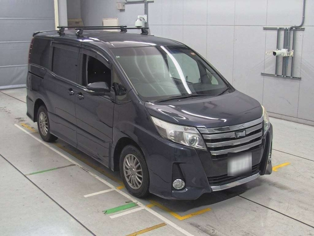 TOYOTA NOAH 2014