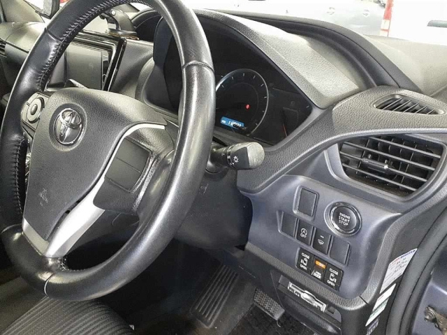 TOYOTA NOAH 2014