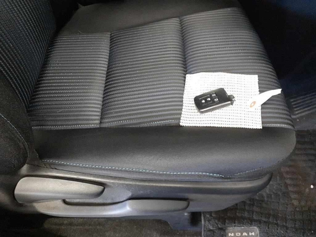 TOYOTA NOAH 2014