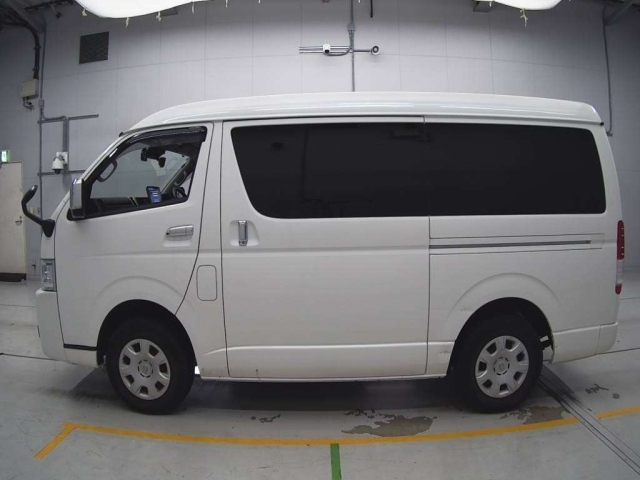 TOYOTA HIACE 2023