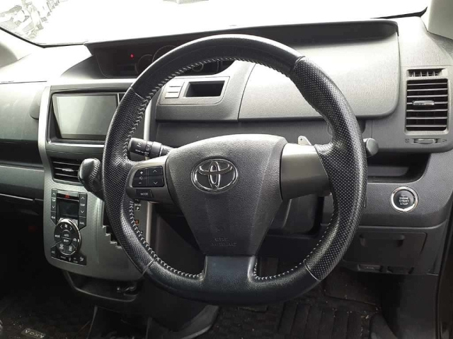 TOYOTA VOXY 2013