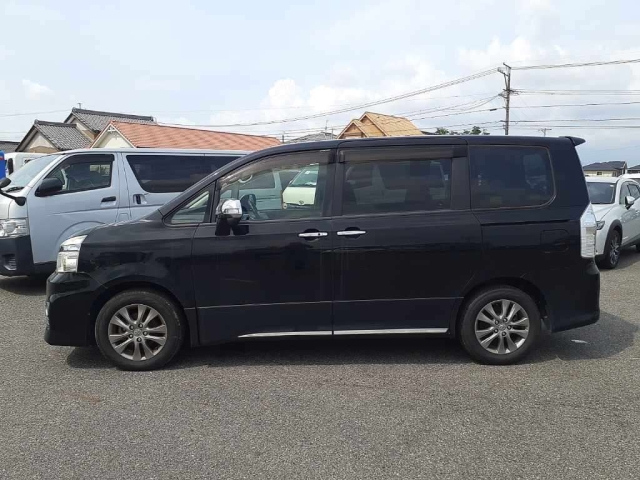 TOYOTA VOXY 2013
