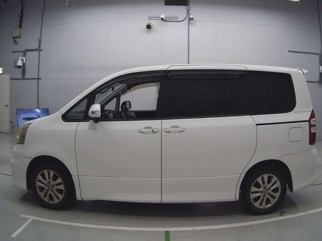 TOYOTA NOAH 2010