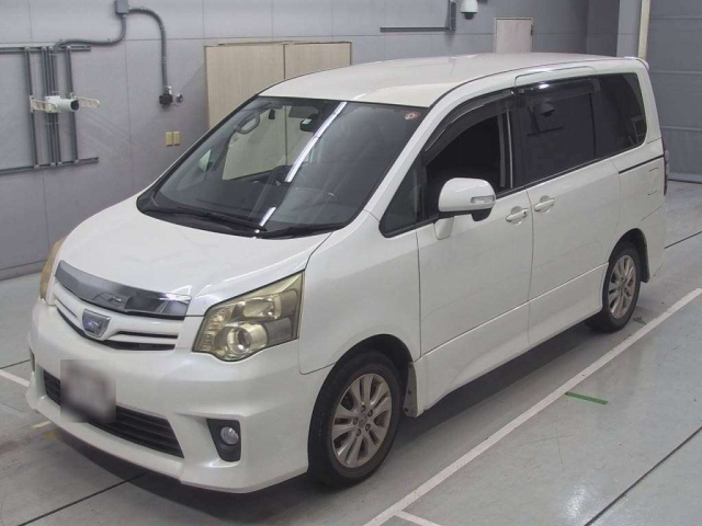 TOYOTA NOAH 2010