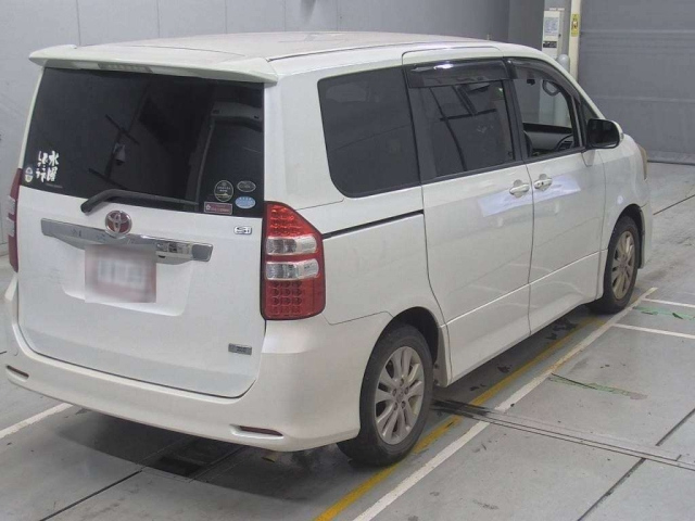 TOYOTA NOAH 2010