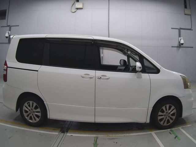 TOYOTA NOAH 2010