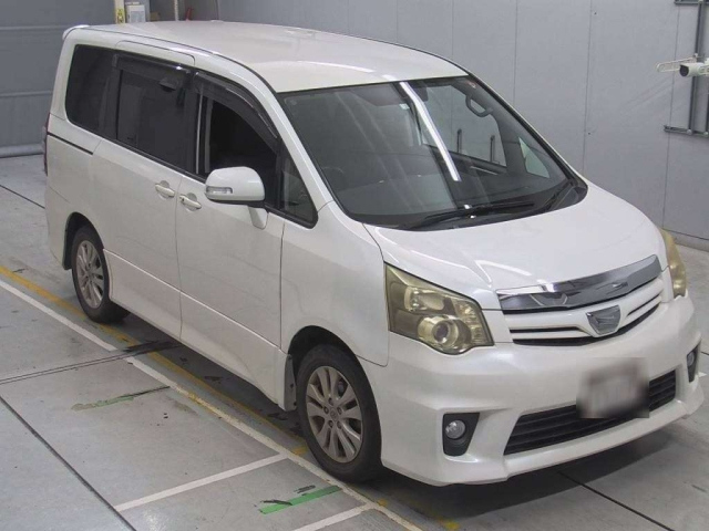 TOYOTA NOAH 2010