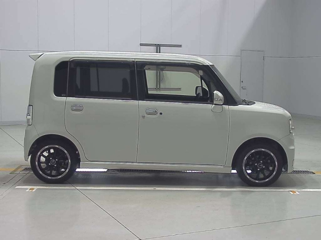 TOYOTA PIXIS SPACE 2016
