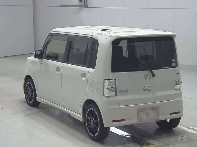 TOYOTA PIXIS SPACE 2016