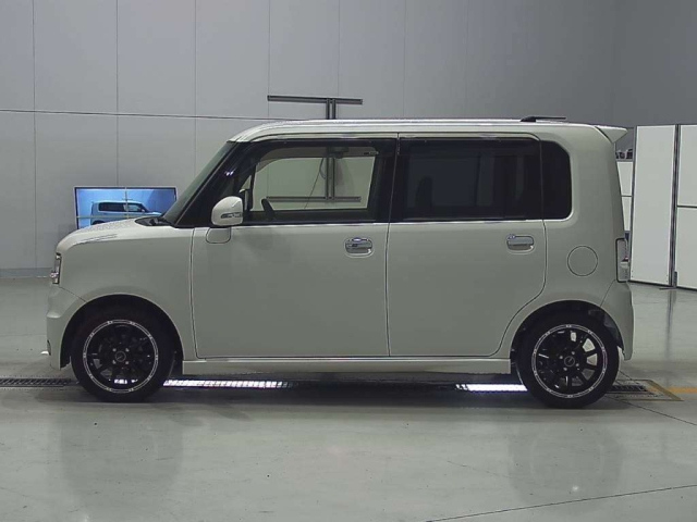 TOYOTA PIXIS SPACE 2016
